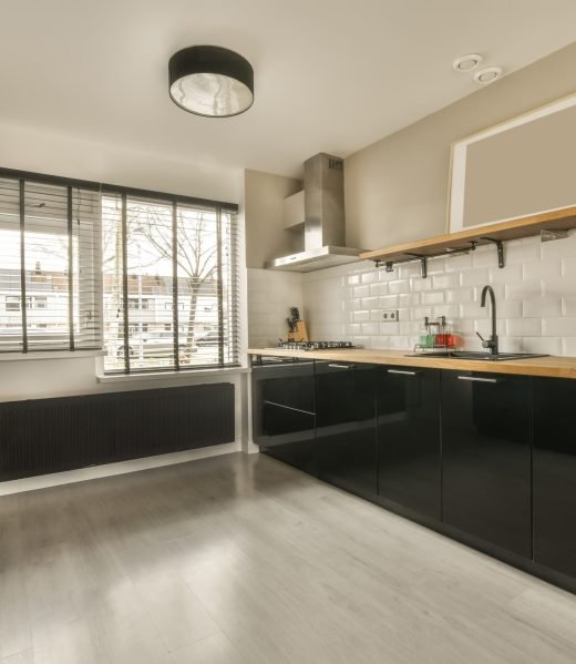 Spacious kitchen with dark furniture damococinas
